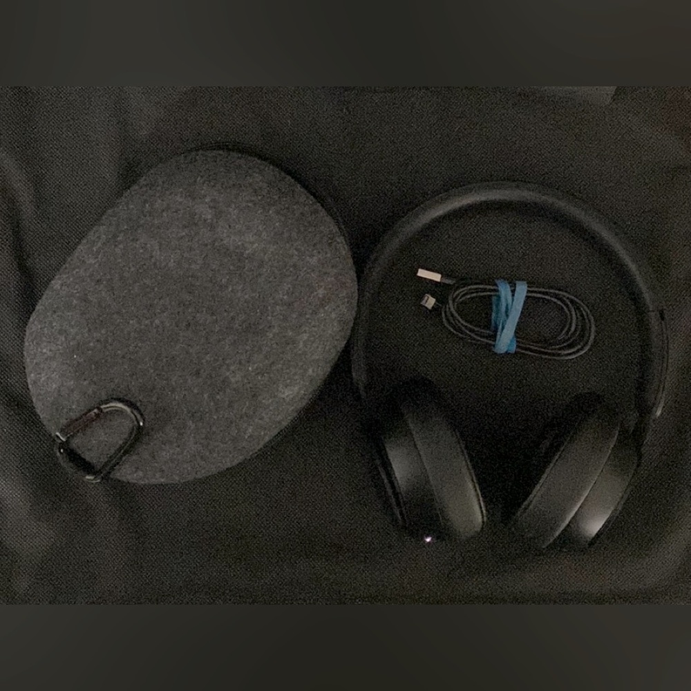 Beats Solo3 Wireless On-Ear Headphone with case & charging cable